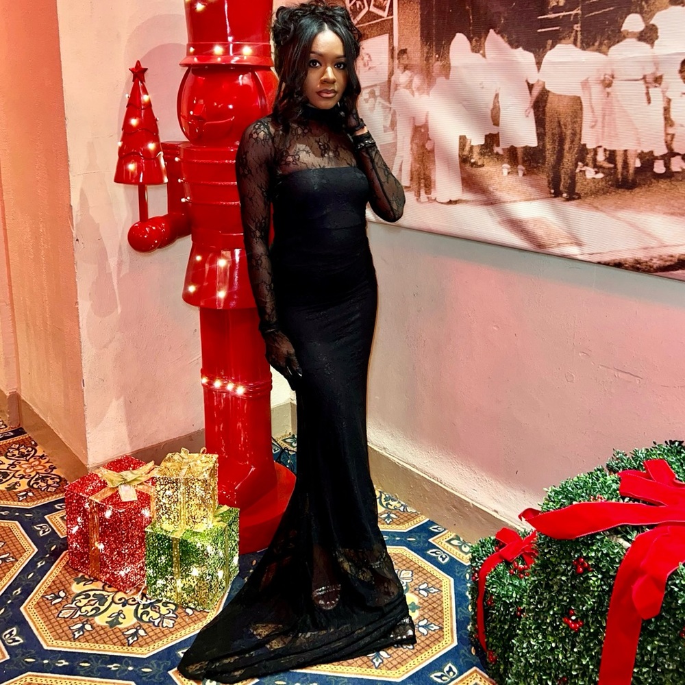 Portion Lace Maxi Dress - gloves missing